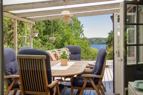 Patio, Natural landscape, Balcony/Terrace, Seating area, Dining area, Lake view