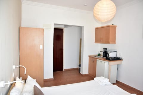 Kitchen or kitchenette, Photo of the whole room, toaster