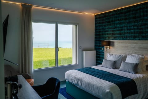 Bed, Natural landscape, TV and multimedia, Photo of the whole room