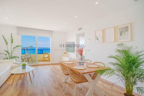 Lounge or bar, Seating area, Dining area, Sea view