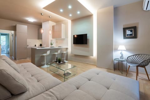 TV and multimedia, Kitchen or kitchenette, Living room, Seating area, Dining area