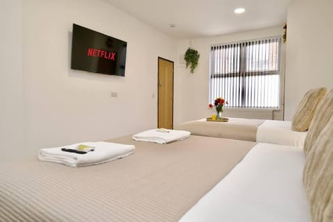 Bed, TV and multimedia, Bedroom, towels