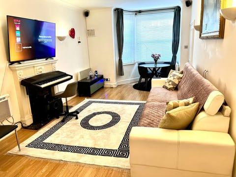 TV and multimedia, Living room, Seating area