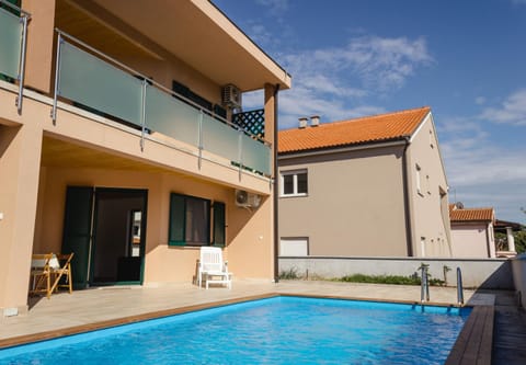 Swimming pool, Swimming pool