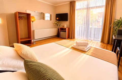 Communal lounge/ TV room, Bed, Photo of the whole room, Bedroom