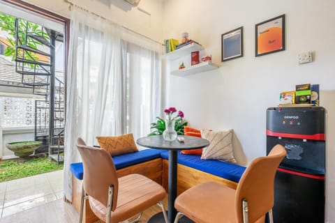 Living room, Seating area, Dining area, Meeting/conference room