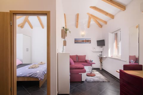 Bed, TV and multimedia, Living room, Photo of the whole room, Decorative detail, Seating area, Dining area, Bedroom, locker, air conditioner