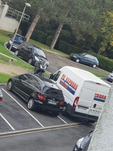 Neighbourhood, Parking