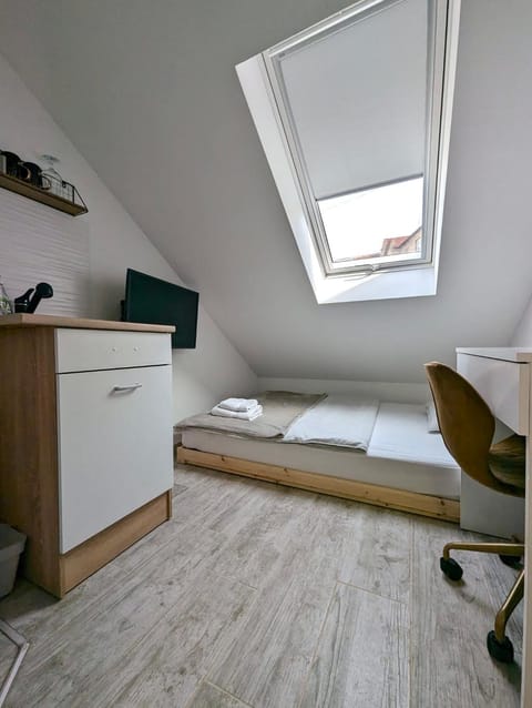 Bed, TV and multimedia, Kitchen or kitchenette, Photo of the whole room, Bedroom, hair dresser