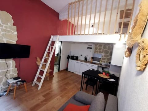 TV and multimedia, Kitchen or kitchenette, Living room, Seating area