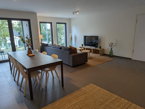 Communal lounge/ TV room, TV and multimedia, Living room, Seating area, Dining area, Evening entertainment