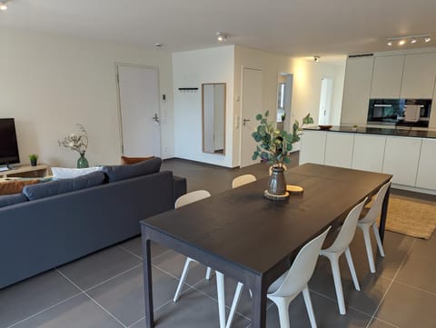 Kitchen or kitchenette, Seating area, Dining area