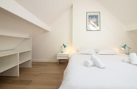 Bed, Other, Photo of the whole room, Bedroom, towels