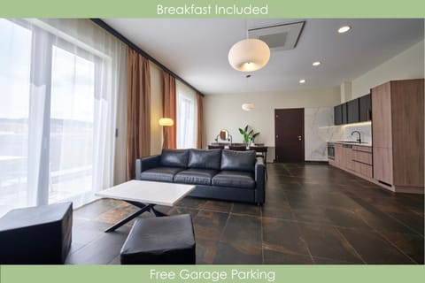 Kitchen or kitchenette, Living room, Seating area, kitchen