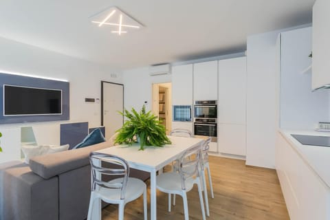 TV and multimedia, Kitchen or kitchenette, Dining area, stove