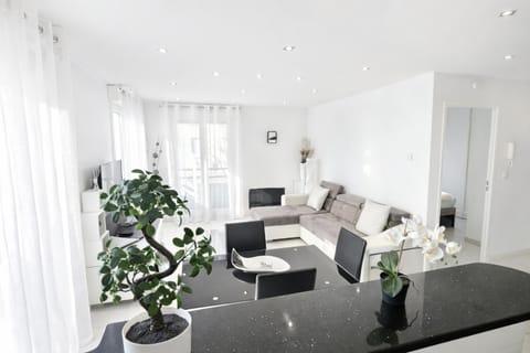 Communal lounge/ TV room, Living room, Lounge or bar, Seating area, Meals