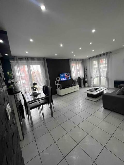 Paris & DisneyLand - 2 Mins from Train Station - Free Parking Apartment in Torcy