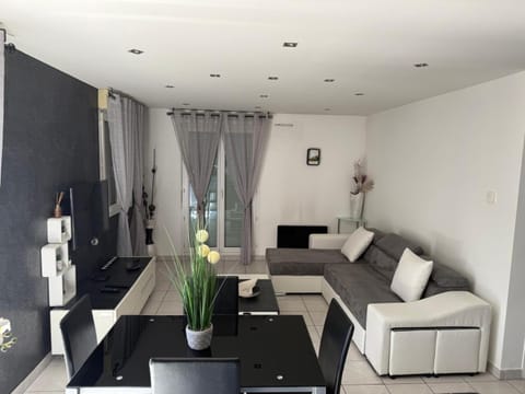 Paris & DisneyLand - 2 Mins from Train Station - Free Parking Apartment in Torcy