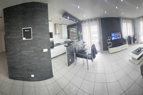 Paris & DisneyLand - 2 Mins from Train Station - Free Parking Apartment in Torcy