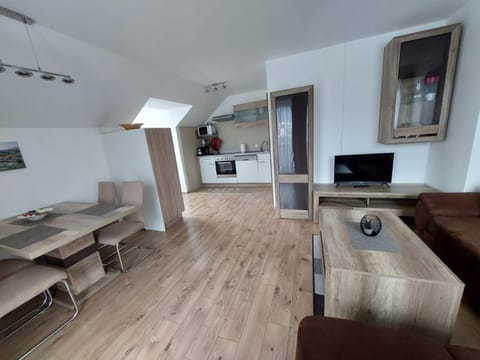 Communal lounge/ TV room, Kitchen or kitchenette, Living room, Seating area, Dining area, Evening entertainment, stove