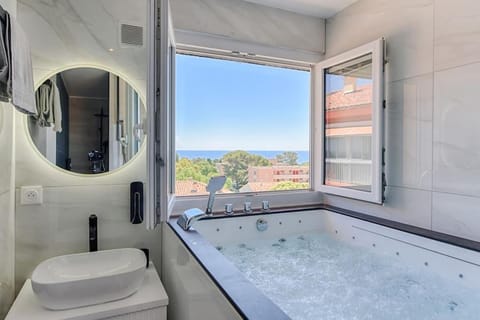Natural landscape, Hot Tub, Bathroom, Sea view, Bath