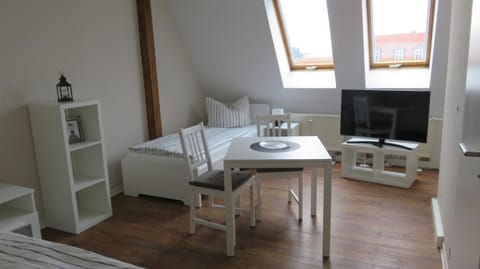 TV and multimedia, Living room, Seating area, Bedroom