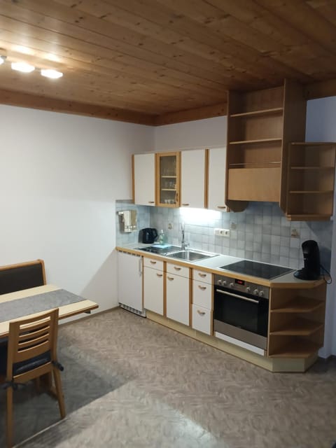 Kitchen or kitchenette, Dining area, stove