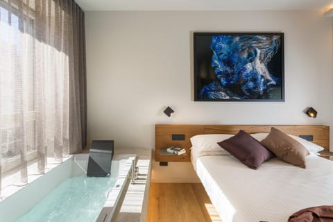 Bed, Hot Tub, Hot Tub, Bedroom