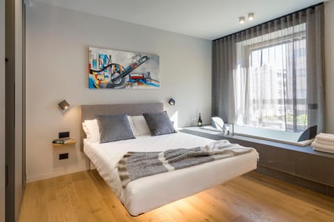 Bed, Hot Tub, Photo of the whole room, Bedroom