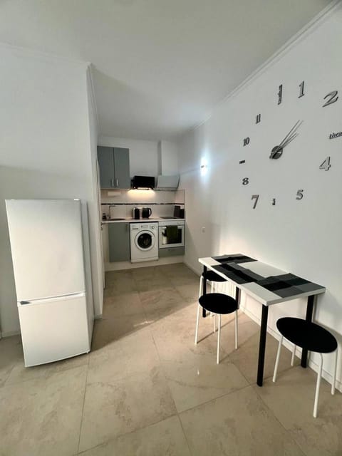 Kitchen or kitchenette, Dining area, minibar, oven, pet friendly, stove