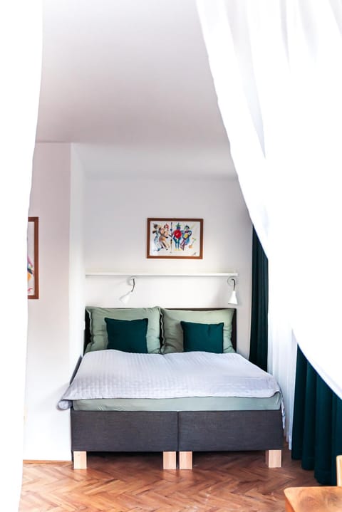 Bed, Living room