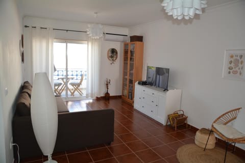 Communal lounge/ TV room, TV and multimedia, Living room, Seating area, Evening entertainment, air conditioner