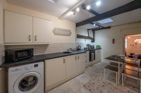 Kitchen or kitchenette, Dining area, minibar, pet friendly, stove, toaster, washing machine