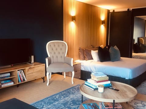 Bed, TV and multimedia, Seating area