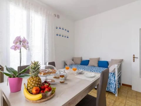 Bed, Living room, Food and drinks, Dining area, Food, Breakfast, Drinks