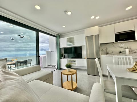TV and multimedia, Balcony/Terrace, Kitchen or kitchenette, Living room, Dining area, Sea view, minibar