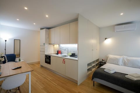 Bed, Kitchen or kitchenette, Living room, Dining area, Bedroom, oven, pet friendly, stove, air conditioner