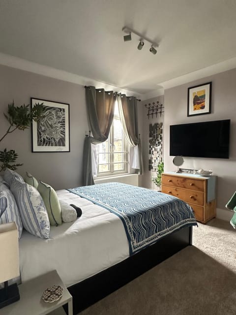 Bed, TV and multimedia, Evening entertainment, Bedroom