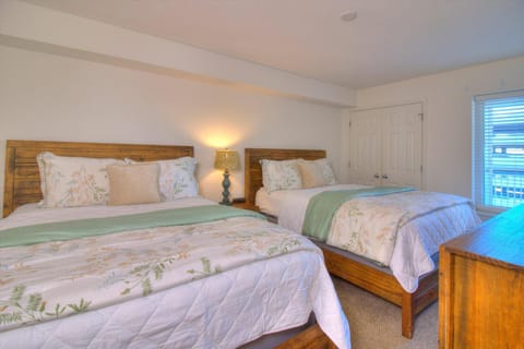 Crescent Shores South - 608 House in Crescent Beach