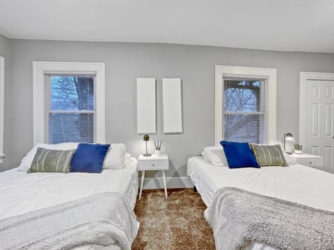 Roomy 4BR by Drake Sleeps 13 HUGE yard House in Des Moines