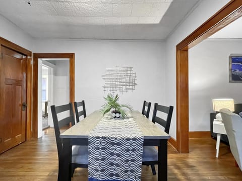 Roomy 4BR by Drake Sleeps 13 HUGE yard House in Des Moines