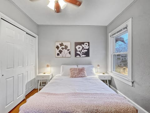 Roomy 4BR by Drake Sleeps 13 HUGE yard House in Des Moines