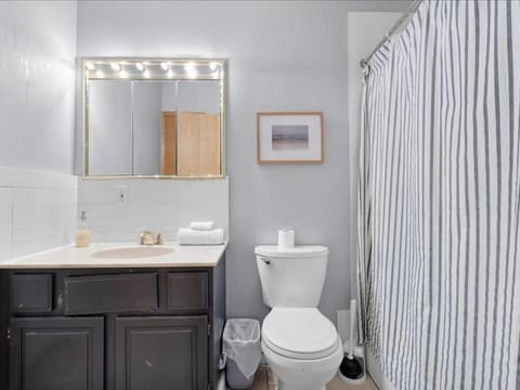 Charming Family Friendly 3BR Duplex Close to Drake House in Des Moines