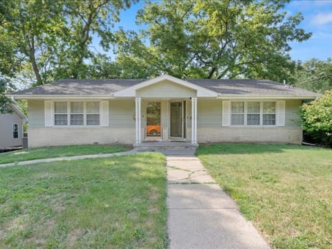 Charming Family Friendly 3BR Duplex Close to Drake House in Des Moines