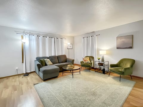 Charming Family Friendly 3BR Duplex Close to Drake House in Des Moines