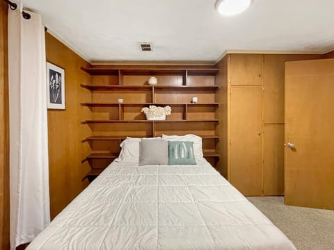 Family Friendly 3 BR 2 Bath Duplex Sleeps 9! House in Des Moines