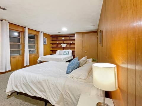 Family Friendly 3 BR 2 Bath Duplex Sleeps 9! House in Des Moines