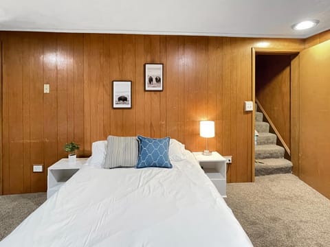 Family Friendly 3 BR 2 Bath Duplex Sleeps 9! House in Des Moines