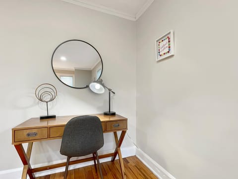 Fun & Charming 1BR Apt near Drake Apartment in Des Moines