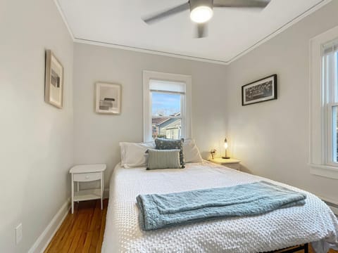 Fun & Charming 1BR Apt near Drake Apartment in Des Moines